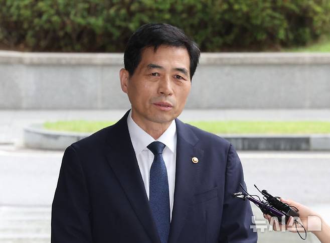 [서울=뉴시스] 배훈식 기자 = 김민기 국회 사무총장이 15일 오후 서울 서초구 서울고등검찰청에 마련된 조은석 내란 특검 사무실에 참고인 자격으로 출석하며 취재진 질문에 답하고 있다. 2025.07.15. dahora83@newsis.com