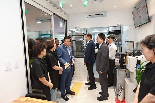 [대구=뉴시스] 대구시 중구는 생활문화센터 1층에 '마실김밥 4호점'을 새롭게 개점하며 어르신들에게 안정적이고 지속 가능한 일자리를 제공하기 위한 의미 있는 행보를 이어가고 있다. (사진=대구시 중구 제공) 2025.07.15. photo@newsis.com  *재판매 및 DB 금지