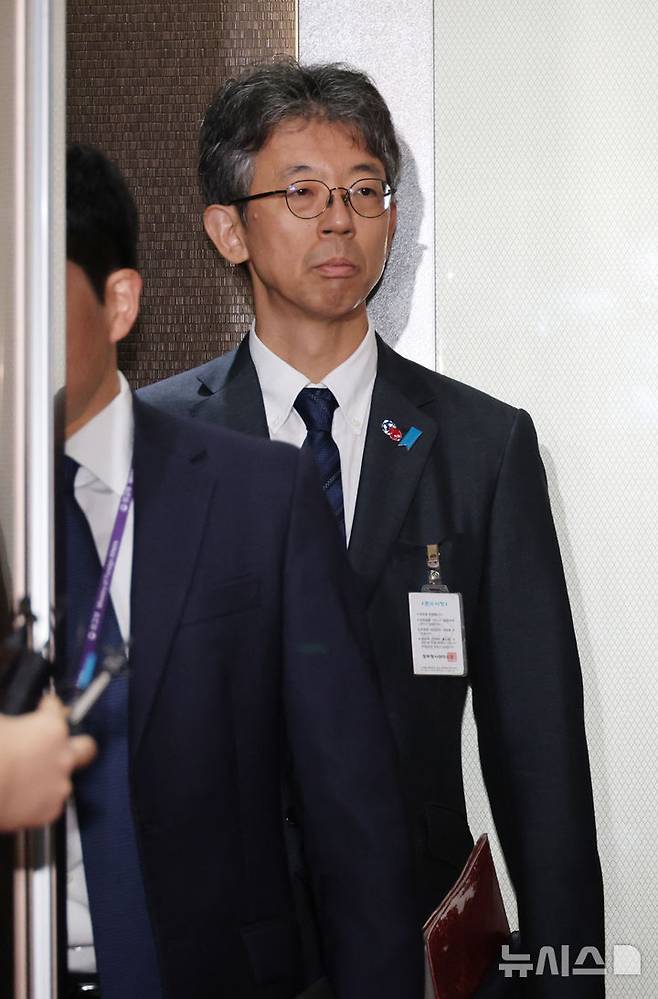 [서울=뉴시스] 김명원 기자 = 이세키 요시아스 주한일본대사관 정무공사(총괄공사 대리)가 15일 서울 종로구 외교부에 21년째 '독도는 일본땅'이라는 日방위백서와 관련해 초치되어 들어서고 있다. 일본 방위성은 이날 각의(국무회의) 이후 발표한 2025년 방위백서를 보면, 방위성은 인도·태평양 지역의 안보 환경을 설명하는 대목에서 "우리나라 고유의 영토인 북방영토(쿠릴 열도의 일본식 표현)와 다케시마(竹島·일본 주장 독도명) 영토 문제가 여전히 미해결 상태로 존재한다"고 명시했다. 2025.07.15. kmx1105@newsis.com