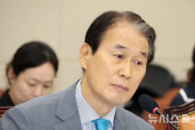 [서울=뉴시스] 고승민 기자 = 권오을 국가보훈부 장관 후보자가 15일 서울 여의도 국회에서 열린 정무위원회의 인사청문회에서 의원 질의를 듣고 있다. 2025.07.15. kkssmm99@newsis.com