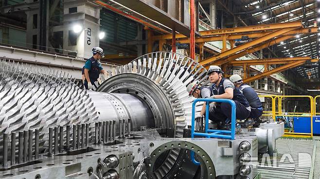 [서울=뉴시스] 발전용 대형 가스터빈을 조립하는 모습. (사진=두산에너빌리티 제공) 2025.6.5. photo@newsis.com