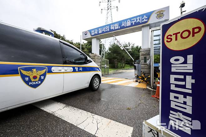 [의왕=뉴시스] 조성우 기자 = 내란 특검 소환에 불응한 윤석열 전 대통령에 대한 강제 구인 절차에 돌입한 15일 오후 경기 의왕시 서울구치소로 경찰 형사차량이 들어가고 있다.  2025.07.15. xconfind@newsis.com