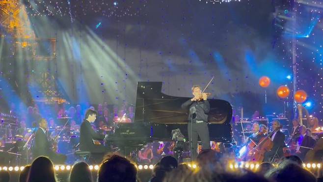 [서울=뉴시스] 피아니스트 김세현이 지난 14일(현지시간) 프랑스 혁명기념일을 맞아 파리 에펠탑 아래 샹드마르스 광장에서 열린 '르 콩세르 드 파리(Le Concert de Paris)' 무대에 올랐다. (사진=크레디아 제공) 2025.07.15. photo@newsis.com *재판매 및 DB 금지