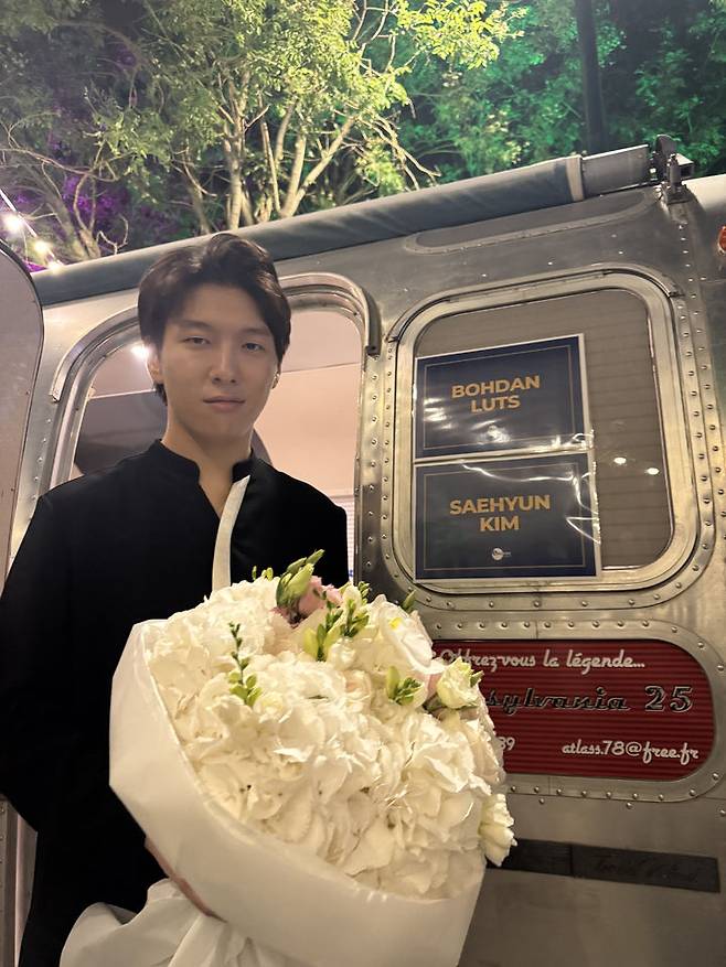 [서울=뉴시스] 피아니스트 김세현이 지난 14일(현지시간) 프랑스 혁명기념일을 맞아 파리 에펠탑 아래 샹드마르스 광장에서 열린 '르 콩세르 드 파리(Le Concert de Paris)' 무대에 올랐다. (사진=크레디아 제공) 2025.07.15. photo@newsis.com *재판매 및 DB 금지