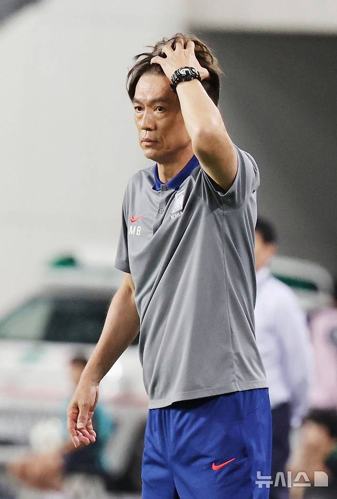 [용인=뉴시스] 김진아 기자 = 15일 경기 용인미르스타디움에서 열린 2025 동아시아축구연맹(EAFF) E-1 챔피언십(동아시안컵) 남자부 한국과 일본 경기, 홍명보 한국대표팀 감독이 경기를 지켜보고 있다. 2025.07.15. bluesoda@newsis.com