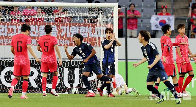 [용인=뉴시스] 김진아 기자 = 15일 경기 용인미르스타디움에서 열린 2025 동아시아축구연맹(EAFF) E-1 챔피언십(동아시안컵) 남자부 한국과 일본의 경기, 한국 선수들이 일본 료 저메인에게 실점을 허용한 뒤 아쉬워하고 있다. 2025.07.15. bluesoda@newsis.com