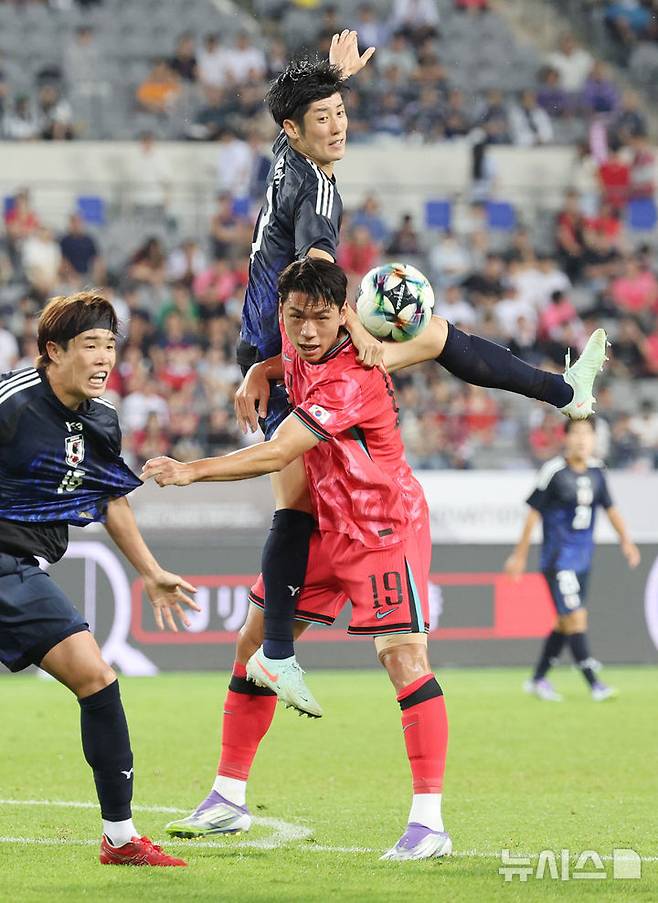 [용인=뉴시스] 김진아 기자 = 15일 경기 용인미르스타디움에서 열린 2025 동아시아축구연맹(EAFF) E-1 챔피언십(동아시안컵) 남자부 한국과 일본의 경기, 오세훈이 볼다툼을 하고 있다. 2025.07.15. bluesoda@newsis.com