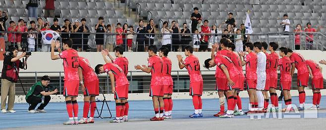 [용인=뉴시스] 김진아 기자 = 15일 경기 용인미르스타디움에서 열린 2025 동아시아축구연맹(EAFF) E-1 챔피언십(동아시안컵) 남자부 한국과 일본의 경기, 0-1로 패한 한국 선수들이 팬들에게 인사하고 있다. 2025.07.15. bluesoda@newsis.com
