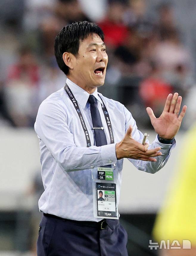 [용인=뉴시스] 김진아 기자 = 15일 경기 용인미르스타디움에서 열린 2025 동아시아축구연맹(EAFF) E-1 챔피언십(동아시안컵) 남자부 한국과 일본 경기, 모리야스 하지메 일본대표팀 감독이 작전을 지시하고 있다. 2025.07.15. bluesoda@newsis.com