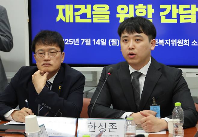 14일 서울 여의도 국회 보건복지위원회 소회의실에서 박주민 위원장을 비롯한 위원들이 대한전공의협의회 한성존 신임 비상대책위원장을 비롯한 전공의들과 중증·핵심의료 재건을 위한 간담회를 하고 있다. 연합뉴스