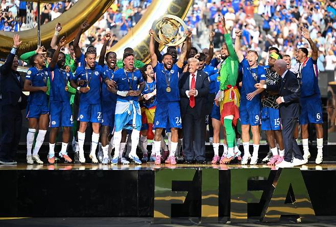 트로피를 들어 올리는 첼시 선수단. 연합뉴스