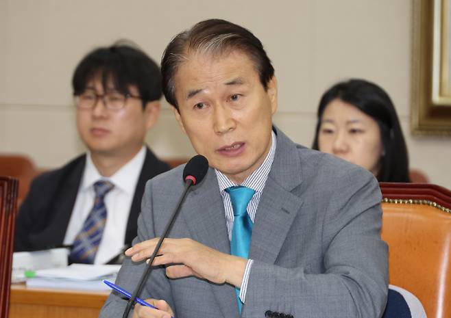 권오을 국가보훈부 장관 후보자가 15일 서울 여의도 국회 정무위원회에서 열린 인사청문회에서 위원 질의에 답하고 있다. 연합뉴스