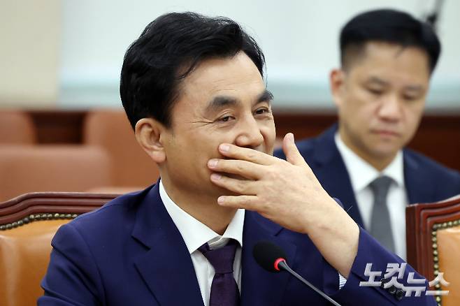 안규백 국방부 장관 후보자가 15일 서울 여의도 국회에서 열린 국방위원회 인사청문회에서 손으로 입을 가리고 있다. 윤창원 기자