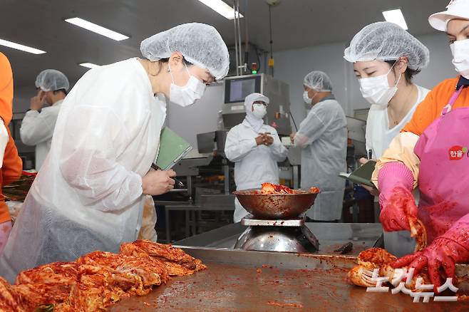 조달청 국방물자물자과 손숙경 사무관(왼쪽)과 여유나 주무관이 15일 한울 김치 공장에서 군 장병들에게 보급될 김치의 위생 및 품질을 꼼꼼히 살펴보고 있다. 정세영 기자