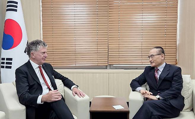 위성락 국가안보실장이 15일 서울 용산 대통령실 청사에서 조너선 파월 영국 국가안보보좌관과 면담하고 있다. 연합뉴스