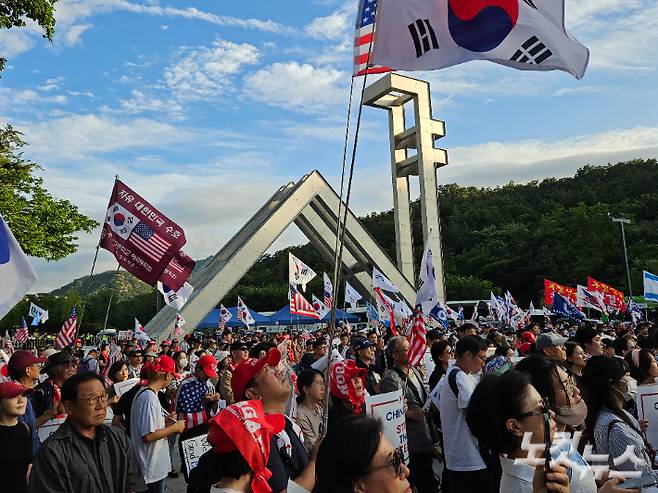 15일 오후 서울 관악구 서울대 정문 앞에서 부정선거론자인 모스 탄 미국 리버티대학 교수가 참석하는 집회가 진행되고 있다. 이원석 기자