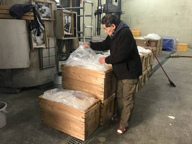 수분을 제거한 술지게미를 포장하는 양조장 관계자. 류인수 한국가양주연구소장 제공