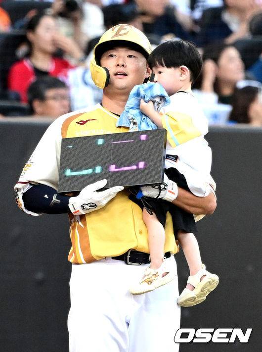 [OSEN=대전, 최규한 기자] 12일 오후 대전 한화생명볼파크에서 ‘2025 신한 SOL Bank KBO리그’ 올스타전이 열렸다. 나눔 올스타 한화 이도윤이 아들과 함께 인사를 하고 있다. 2025.07.12 / dreamer@osen.co.kr