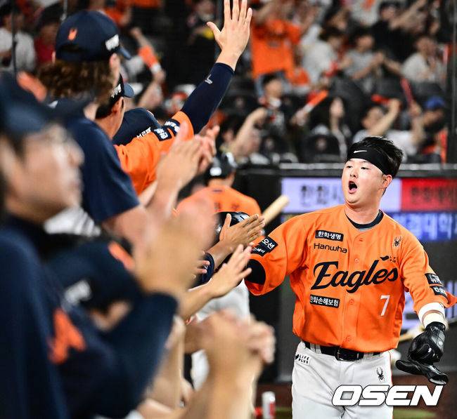 [OSEN=대전, 지형준 기자] 5회말 2사 2루에서 한화 이도윤이 최재훈의 1타점 적시타에 득점을 올리며 동료선수들과 기뻐하고 있다. 2025.06.15 /jpnews@osen.co.kr