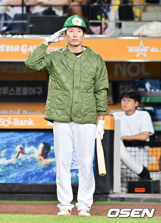 [OSEN=대전, 박준형 기자] 12일 오후 대전 한화생명볼파크에서 2025 신한 SOL뱅크 KBO 올스타전이 열렸다.13년 만에 대전에서 열리는 KBO 올스타전은 드림 올스타와 나눔올스타 대표로 나선 총 30명의 선수가 치열한 승부를 펼친다.8회말 김호령이 거수 경례하며 등장하고 있다. 2025.07.12 / soul1014@osen.co.kr