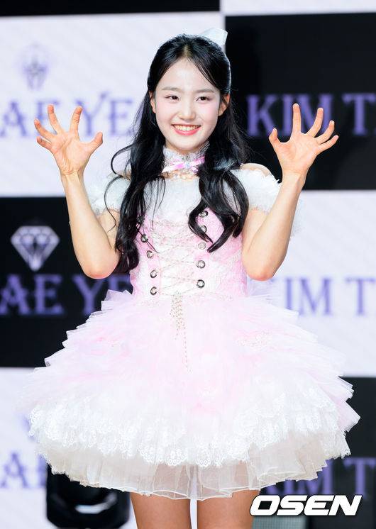 [OSEN=이대선 기자] 9일 오후 서울 일지아트홀에서 트로트 가수 김태연 첫 번째 정규앨범 '설레임' 발매기념 쇼케이스가 열렸다.김태연의 첫 번째 정규앨범 ‘설레임’은 깊어진 감성과 더욱 단단해진 보컬로 돌아온 김태연의 진심이 담긴 작품이다. 가수 김태연이 포토타임을 하고 있다. 2025.04.09 /sunday@osen.co.kr