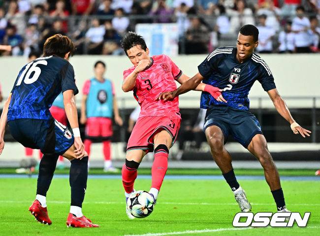 [OSEN=용인, 지형준 기자] 홍명보 감독이 이끄는 남자축구대표팀이 15일 오후 용인 미르스타디움에서 2025 동아시아축구연맹(EAFF) E-1 챔피언십(동아시안컵) 3차전 일본과 경기를 가졌다.&nbsp;한국은 1차전서 중국을 3-0, 2차전서 홍콩을 2-0으로 완파했다. 하지만 일본이 1차전서 홍콩을 6-1, 2차전서 중국을 2-0으로 이겼다. 골득실 +7의 일본이 +5의 한국을 누르고 조 선두인 상황이다. 나란히 2승을 거둔 한국과 일본은 대회 우승컵을 놓고 격돌한다.&nbsp;후반 한국 이태석이 슛을 시도하고 있다. 2025.07.15 / jpnews@osen.co.kr