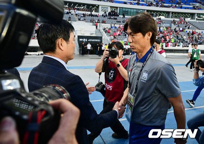 [OSEN=용인, 지형준 기자] 홍명보 감독이 이끄는 남자축구대표팀이 15일 오후 용인 미르스타디움에서 2025 동아시아축구연맹(EAFF) E-1 챔피언십(동아시안컵) 3차전 일본과 경기를 가졌다.&nbsp;한국은 1차전서 중국을 3-0, 2차전서 홍콩을 2-0으로 완파했다. 하지만 일본이 1차전서 홍콩을 6-1, 2차전서 중국을 2-0으로 이겼다. 골득실 +7의 일본이 +5의 한국을 누르고 조 선두인 상황이다. 나란히 2승을 거둔 한국과 일본은 대회 우승컵을 놓고 격돌한다.&nbsp;경기에 앞서 일본 모리야스 하지메 감독과 한국 홍명보 감독이 인사를 나누고 있다. 2025.07.15 / jpnews@osen.co.kr