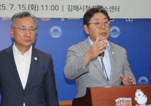 ▲홍태용 김해시장(오른쪽)이 김해시청 프레스센터에서 기자회견을 하고 있다. ⓒ프레시안(조민규)