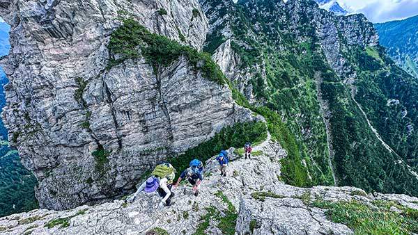 10일차에 사쏘 스카니아를 지나는 암릉길을 통과하고 있다. 양옆은 낭떠러지여서 손에 땀이 맺히는 구간이라 앞만 바라보며 걸을 수밖에 없었다.