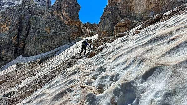 뮬라즈산장에 도착하기 직전에 만난 잔설구간은 은근히 길고 비아 페라타 구간까지 이어져서 체력이 무척 소모되었다.