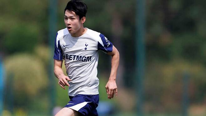 팀 훈련에서 구슬땀을 흘린 양민혁 (사진=토트넘 홈페이지 캡처, 연합뉴스)