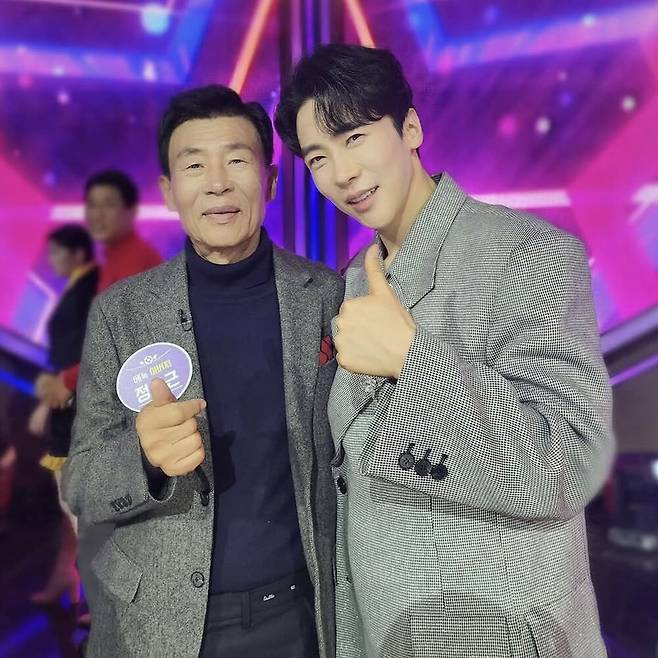 가수 에녹(오른쪽)과 그의 아버지. 에녹 인스타그램 캡처