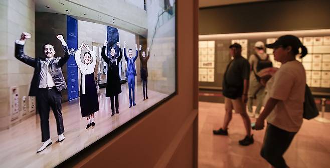 국립중앙박물관과 국사편찬위원회가 특별전 '광복 80주년, 다시 찾은 얼굴들'을 15일 서울 용산구 국립중앙박물관 상설전시관 1층 대한제국실에서 공동 개막한 가운데 전시관 화면에 인공지능(AI) 기술로 구현한 안창호, 유관순, 안중근, 윤봉길, 이봉창 독립운동가의 만세 영상이 재생되고 있다.