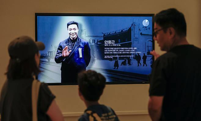 국립중앙박물관과 국사편찬위원회가 특별전 '광복 80주년, 다시 찾은 얼굴들'을 15일 서울 용산구 국립중앙박물관 상설전시관 1층 대한제국실에서 공동 개막한 가운데 전시관 화면에 인공지능(AI) 기술로 구현한 안중근 독립운동가의 미소짓는 영상이 재생되고 있다.