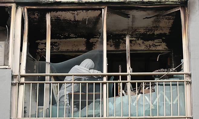 6월 24일 부산 부산진구 개금동의 한 아파트 화재 현장에서 소방당국과 경찰 등 관계 기관이 합동감식을 벌이고 있다. 연합뉴스