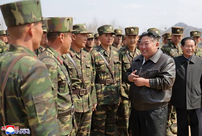김정은 북한 국무위원장이 지난 4월 특수작전부대 훈련기지를 방문하고 종합훈련을 지도한 모습. 2025.4.5 평양 조선중앙통신 연합뉴스