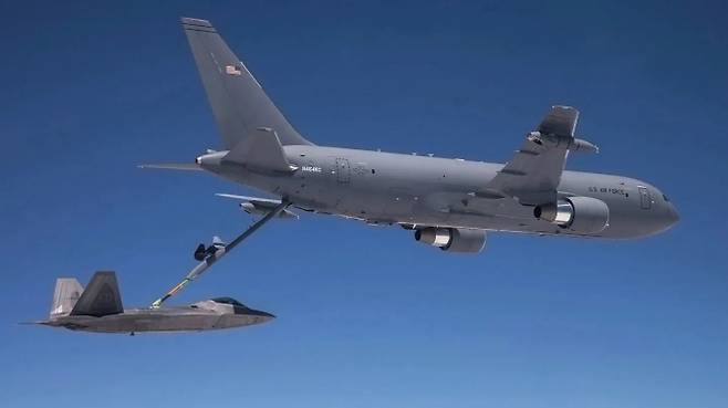 KC-46이 F-22 랩터에 공중급유하는 자료사진. 보잉 제공