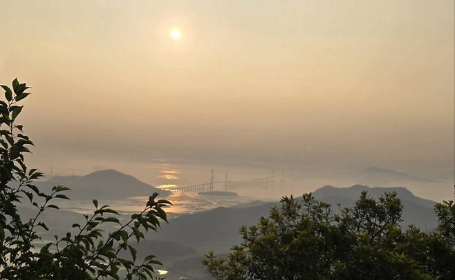 암태도 승봉산에서 바라보는 천사대교의 일출