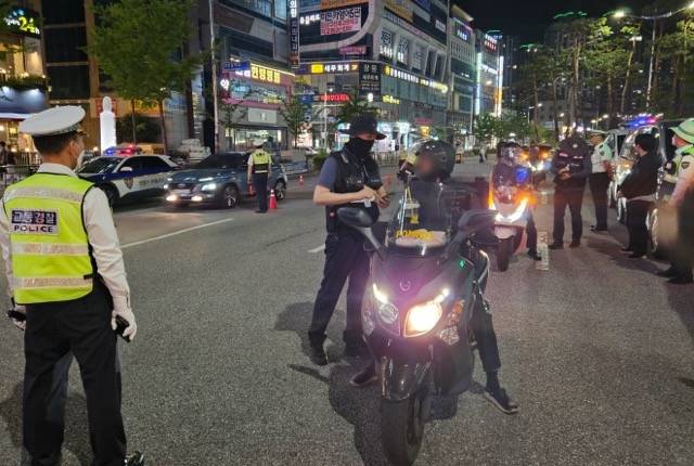 광주경찰이 지난 6월 6일 현충일에 광주 전역에서 오토바이 폭주족 일제 단속을 펼쳤데 이어 오는 17일 제헌절에도 집중 단속에 나서기로 했다. (광주경찰청 제공)