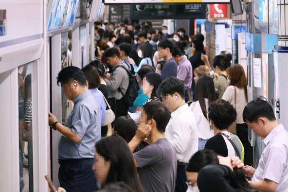 시민들이 서울 한 지하철역에서 탑승을 위해 줄을 서 있다. 연합뉴스
