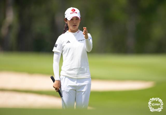 홀 공략을 고심하고 있는 황유민. 사진 제공=KLPGA