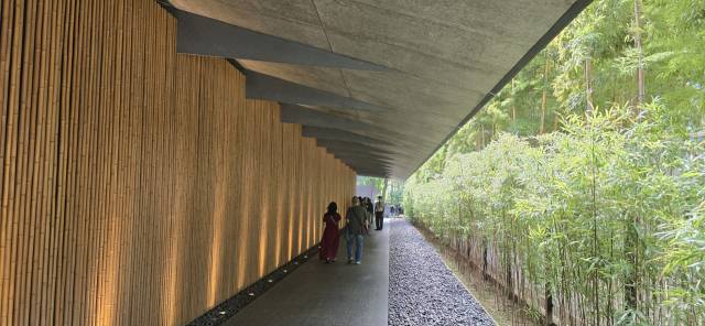 건축계의 노벨상인 프리츠커 상을 수상한 쿠마 겐조가 설계한 도쿄 네즈미술관. 쿠마는 진입부를 대나무로 마감해 숲속을 걷는 편안함을 선사했다. 사진=임병식