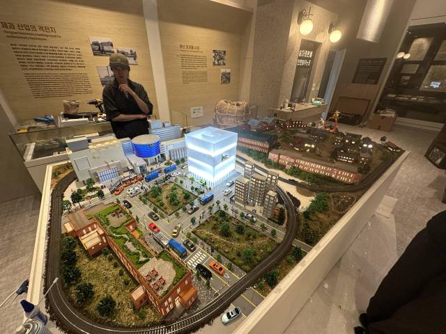 용산역사박물관에 설치된 과거와 현재의 용산역 실사 모형. 사진제공=용산구
