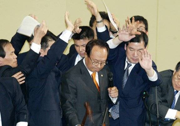 2004년 3월 12일 국회에서 노무현 대통령 탄핵안이 통과됐다. 동아DB