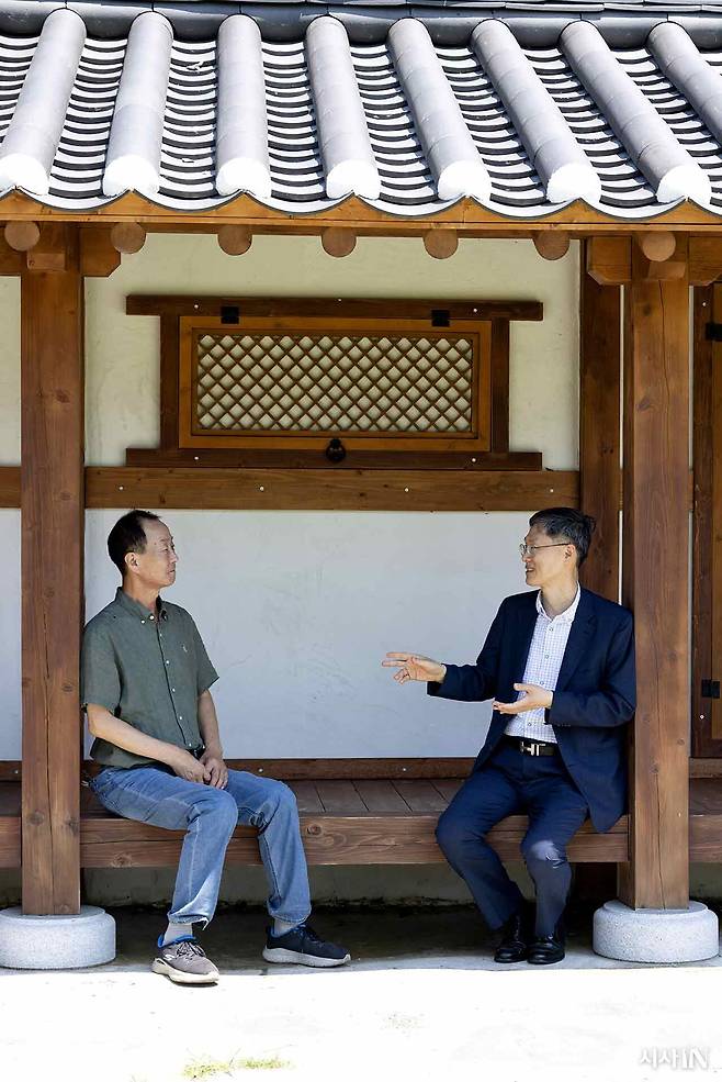 김훤주 기자(왼쪽)와 문형배 전 헌법재판관이 인터뷰를 하고 있다. ⓒ시사IN 조남진