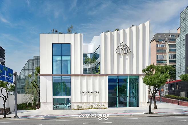 서울 강남구 압구정동에  위치한 마이바흐 브랜드센터 서울. 지상 3층짜리 건물로,  내외부 디자인 등이 아트(Art)스러운 형태다.