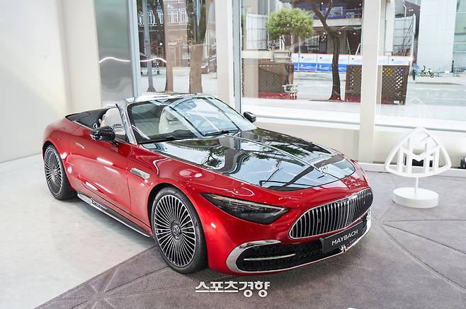 디 올-뉴 메르세데스-마이바흐 SL (레드 앰비언스). 카브리올레 오픈카다.