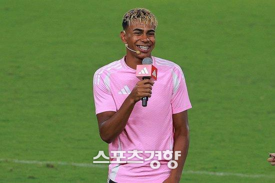 야말이 중국 유소년 축구 행사에서 팬에게 인사하고 있다. 소후닷컴 캡처