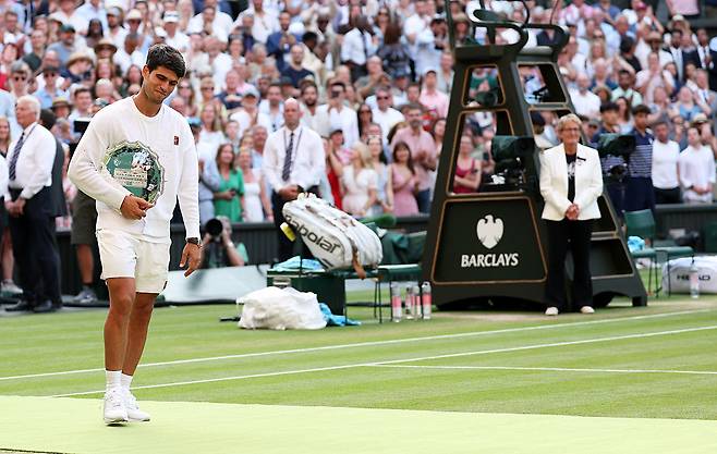윔블던 3연패에 실패한 뒤 준우승 트로피를 들고 아쉬운 표정을 짓는 알카라스. 게티이미지코리아