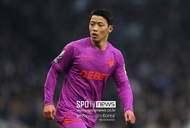 ▲ 오랜 부침을 겪은 황희찬은 지난해 연말에야 리그 첫 골을 터뜨릴 정도로 시동이 늦게 걸렸다. 이후에도 일관성을 찾지 못해 벤치에 머물거나 종료 직전 교체로 들어가는 경우가 잦았다. 결국 시즌 막바지까지 반전하지 못하면서 프리미어리그 2골로 시즌을 마쳤다.